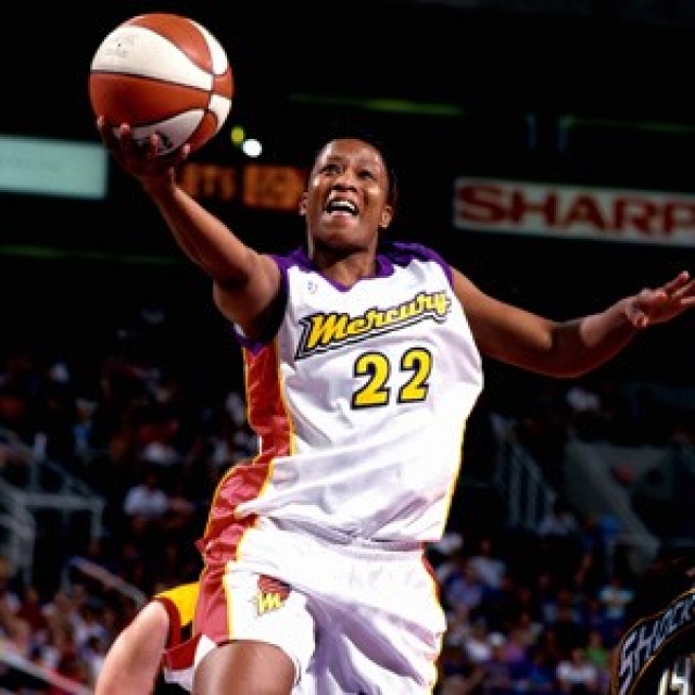 Jennifer Gillom in azione negli USA con la maglia dei Phoenix Mercury